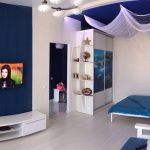 السرير في غرفة في مكانه على غرار بحري