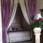 السرير في مكانه للستائر