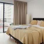 السرير في أسلوب بساطتها لديه شكل موجز