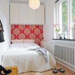 سرير في زاوية غرفة نوم صغيرة