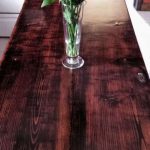 طاولة المطبخ من الباب واللوحات القديمة