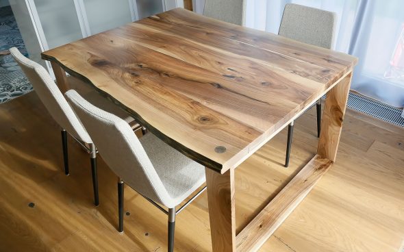 طاولة الجوز الصلبة