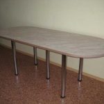 طاولة المطبخ على أعمدة معدنية