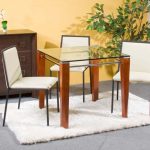 طاولة زجاجية مربعة في زاوية الغرفة