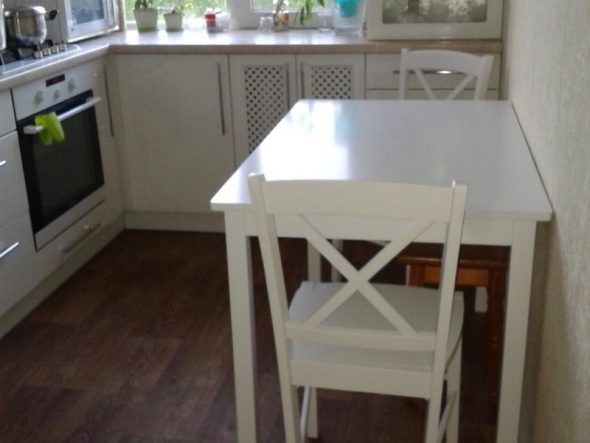 طاولة مربعة يمكن وضعها أيضًا على الحائط.