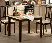 طاولة مربعة في المناطق الداخلية من المطبخ