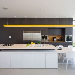 المطبخ لاكوني مع الحد الأدنى من الديكور