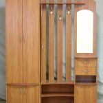 الأثاث في الردهة بأيديهم