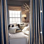 يستريح في مكانه بجانب النافذة