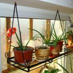 رفوف معدنية مع السنانير