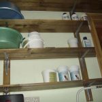 الجرف الخشبي المتدرج في المرآب