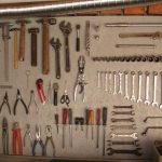 هناك مسمار على كل ورقة من الخشب الرقائقي لكل أداة.