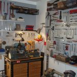 فوق منضدة العمل وضعت الرفوف والسنانير أداة