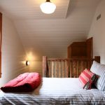 غرفة نوم صغيرة في العلية