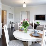 طاولة مستديرة صغيرة في غرفة المعيشة