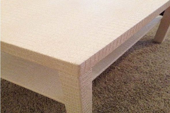 طاولة مغطاة بالجلد