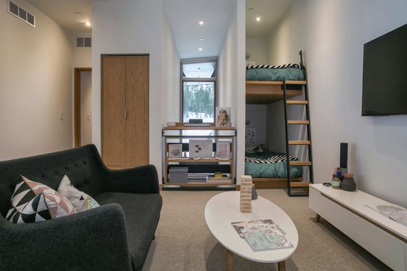 سرير بطابقين غير عادية طويلة في مكانه