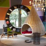 كرسي معلق غير عادي بالقرب من النافذة المستديرة