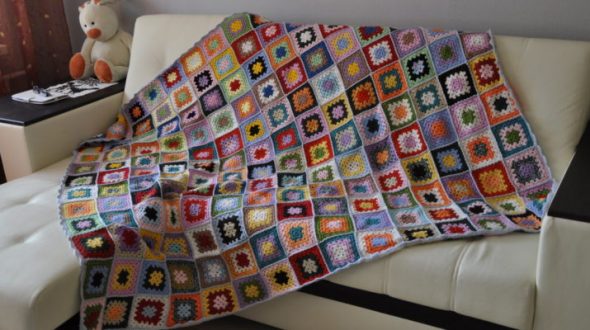 غطاء غير عادي من المربعات الصغيرة متعددة الألوان