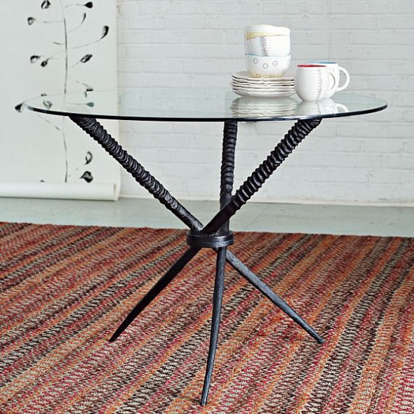 مصدر طاولة الطعام