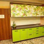 واحدة من أكثر المواد بأسعار معقولة هو مجرد فيلم ذاتية اللصق.