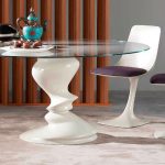 الشكل الأصلي للكراسي وطاولة مع أعلى الزجاج