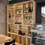 التصميم الأصلي للغرف مع مجموعة متنوعة من الرفوف