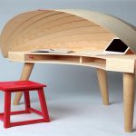 نسخة بارعة من الجدول مع غطاء محرك السيارة