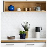 أرفف مفتوحة كجزء من خزانة المطبخ