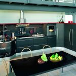 فتح الرفوف في المطبخ الحديث