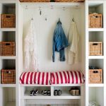 فتح خزانة ملابس بيضاء في الردهة