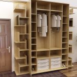 فتح خزانة الملابس في الردهة