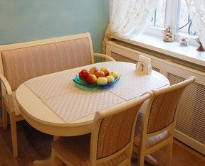 عدم وجود زوايا على طاولة بيضاوية