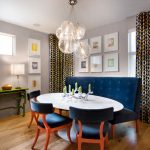 طاولة بيضاوية مع أريكة