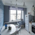 الجدول البيضاوي في الداخل من المطبخ