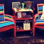 زوج من الكراسي المزينة في الإصدار الجديد