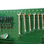 صفائح معدنية مثقبة مع حاملات مثبتة عليها