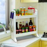 البلاستيك الجرف المفتوح في المطبخ