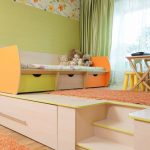 المنصة مع سرير قابل للطي للبالغين وسرير للأطفال في الطابق العلوي