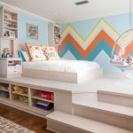 المنصة في الحضانة مع سرير وكرسي معلق وخزائن