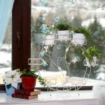 podstavka-DLYA-cvetov-نا-OKNO-stanet-dostojnym-ukrasheniem-vashego-podokonnika