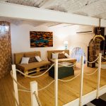 كرسي الروطان المعلق في منطقة الترفيه