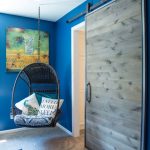 كرسي الروطان المعلق مثبت في السقف بخطاف