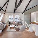 كرسي معلق في غرفة المعيشة في المطبخ