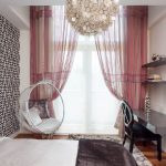 كرسي معلق في غرفة النوم بأسلوب عصري.