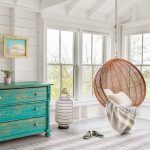 كرسي معلق في زاوية غرفة المعيشة