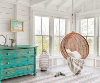 كرسي معلق في زاوية غرفة المعيشة