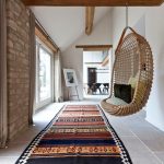 كرسي معلق مثبت على السقف