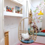 كرسي خوص معلق في غرفة نوم الأطفال