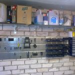 أرفف معلقة في المرآب